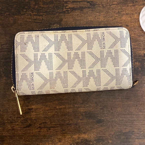 Michael Kors Wallet - Picture 2 of 3